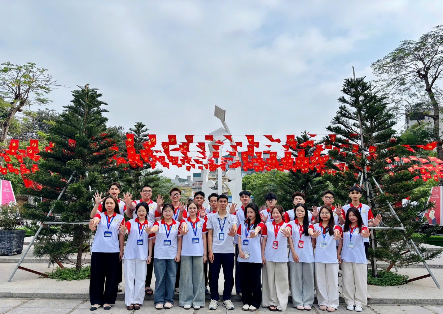 Có thể là hình ảnh về một hoặc nhiều người, đang trình diễn võ thuật và văn bản