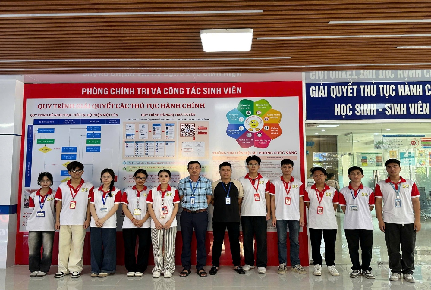 Có thể là hình ảnh về một hoặc nhiều người, đồ chơi trẻ em và văn bản