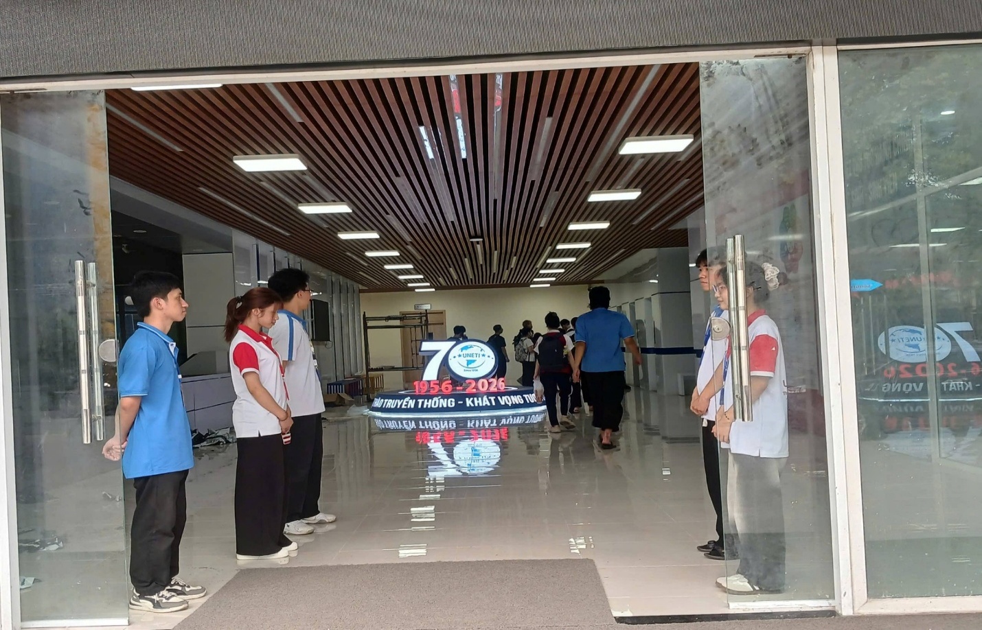 Có thể là hình ảnh về một hoặc nhiều người, hiệu giặt tự động, cửa trượt và văn bản