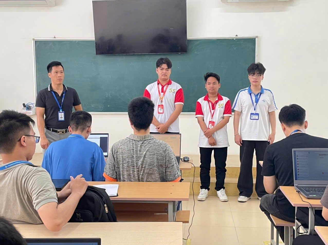 Có thể là hình ảnh về một hoặc nhiều người, mọi người đang học và văn bản cho biết 'y 55 ت'