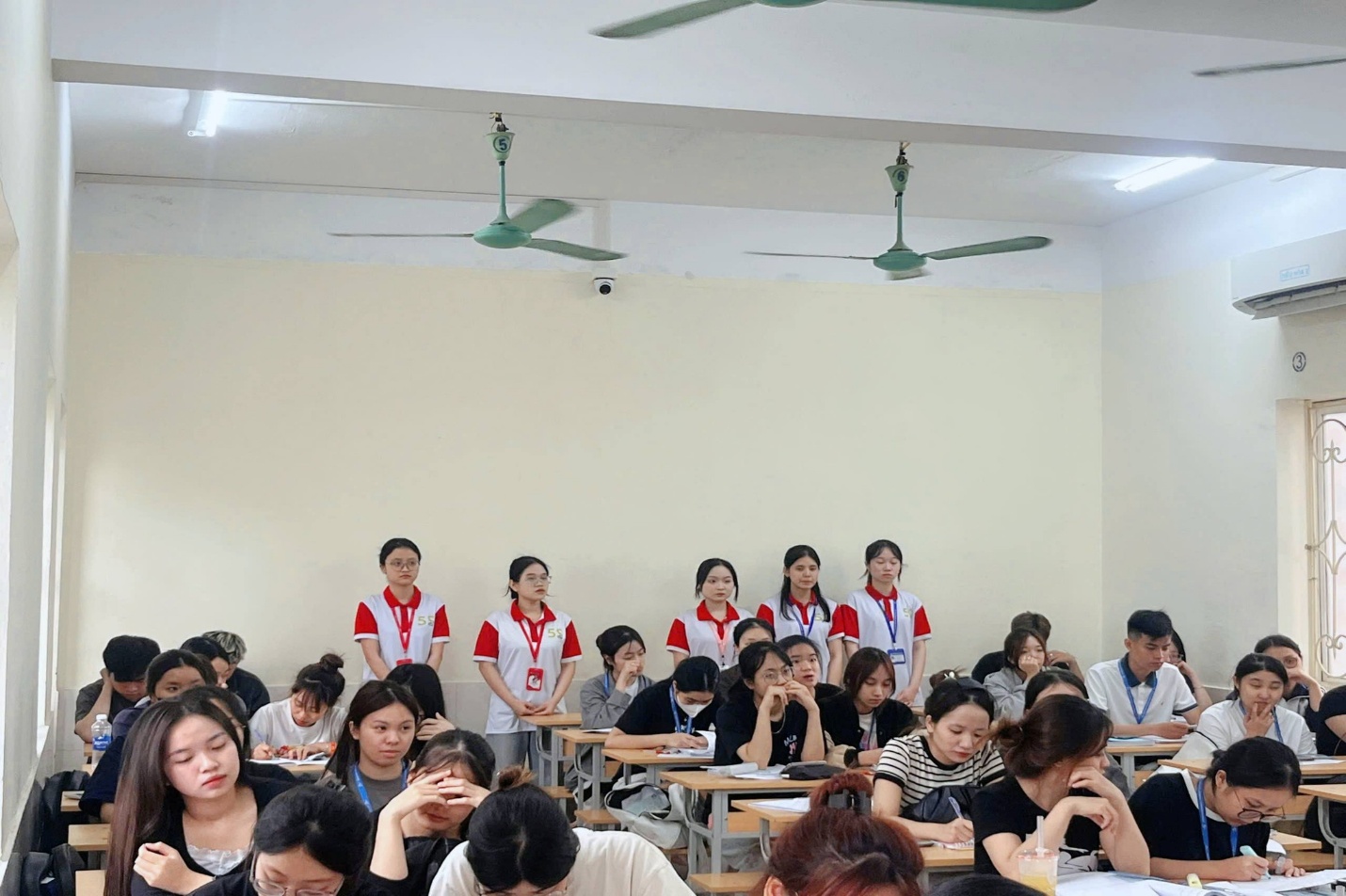 Có thể là hình ảnh về một hoặc nhiều người, mọi người đang học và văn bản
