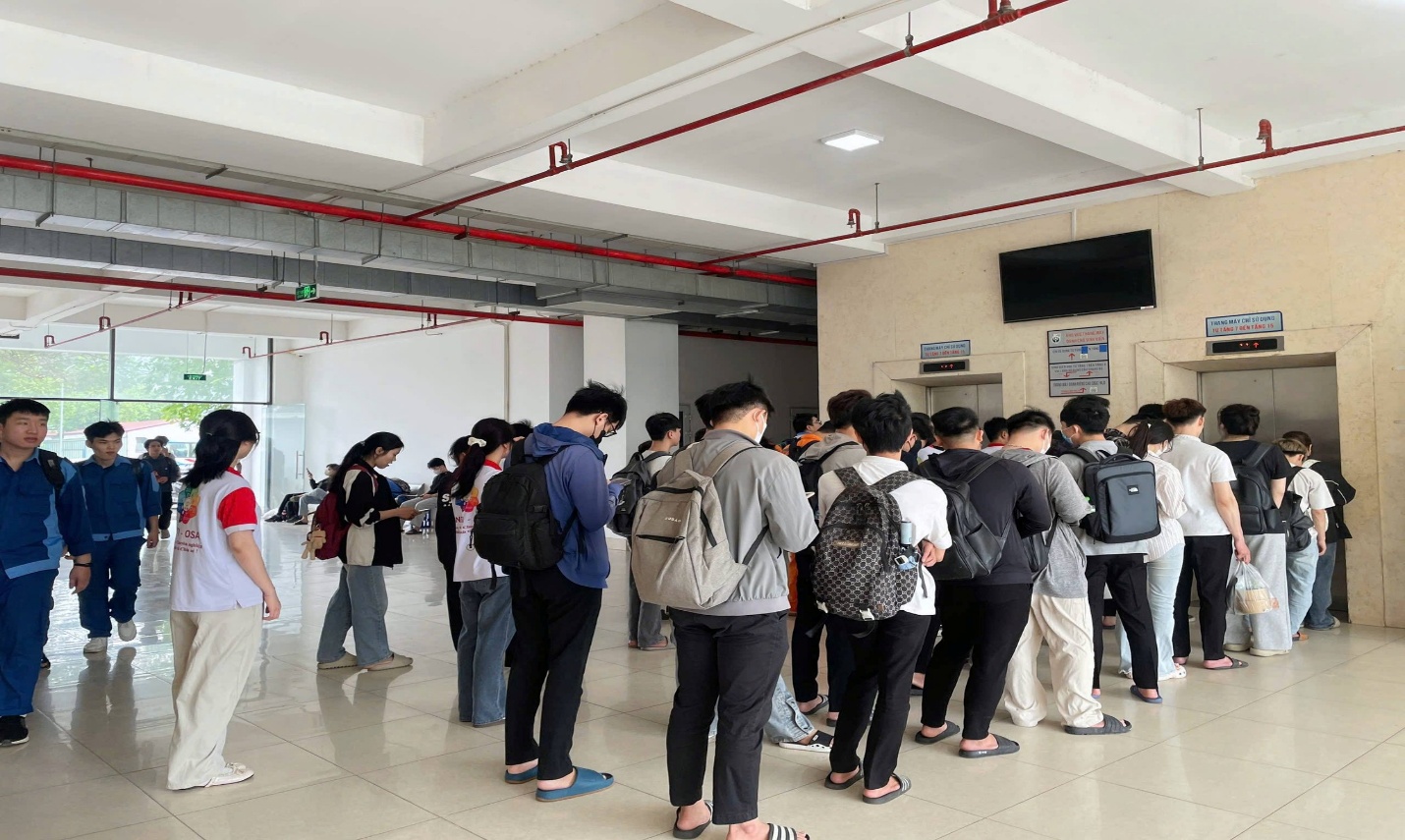 Có thể là hình ảnh về một hoặc nhiều người, mọi người đang học, bệnh viện và văn bản