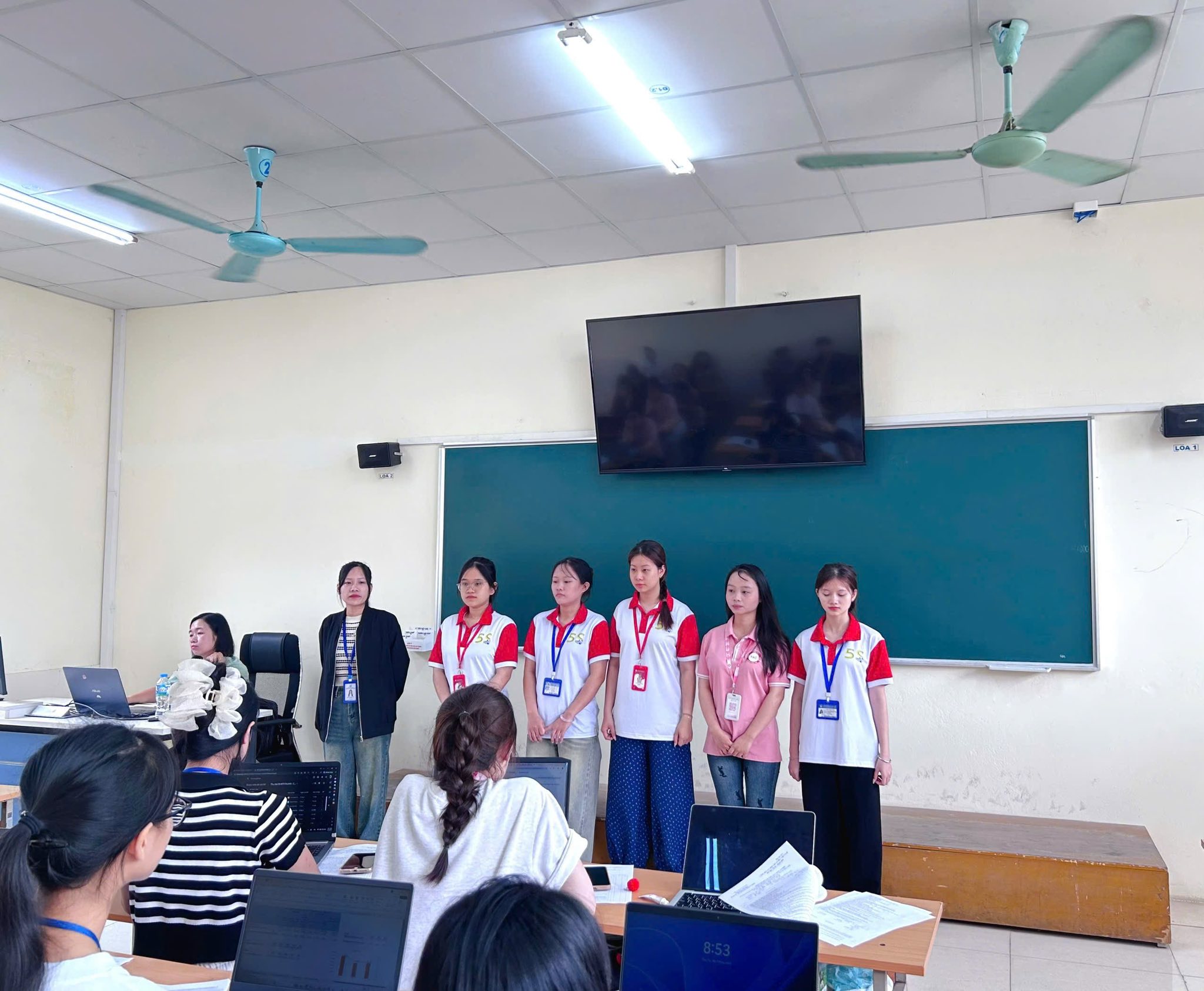 Có thể là hình ảnh về một hoặc nhiều người, mọi người đang học và văn bản