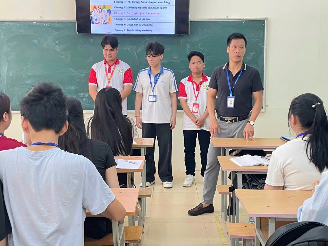 Có thể là hình ảnh về một hoặc nhiều người, mọi người đang học và văn bản