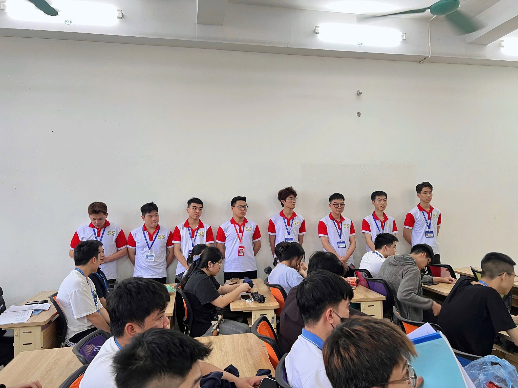 Có thể là hình ảnh về một hoặc nhiều người, mọi người đang học và văn bản