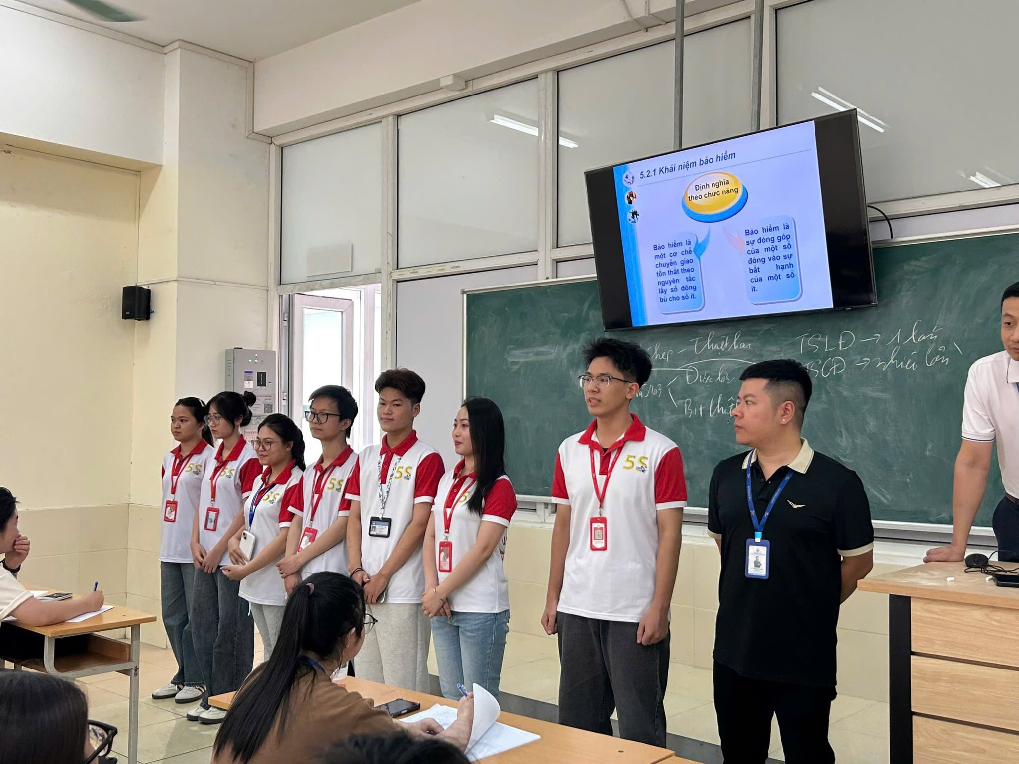 Có thể là hình ảnh về một hoặc nhiều người, mọi người đang học và văn bản