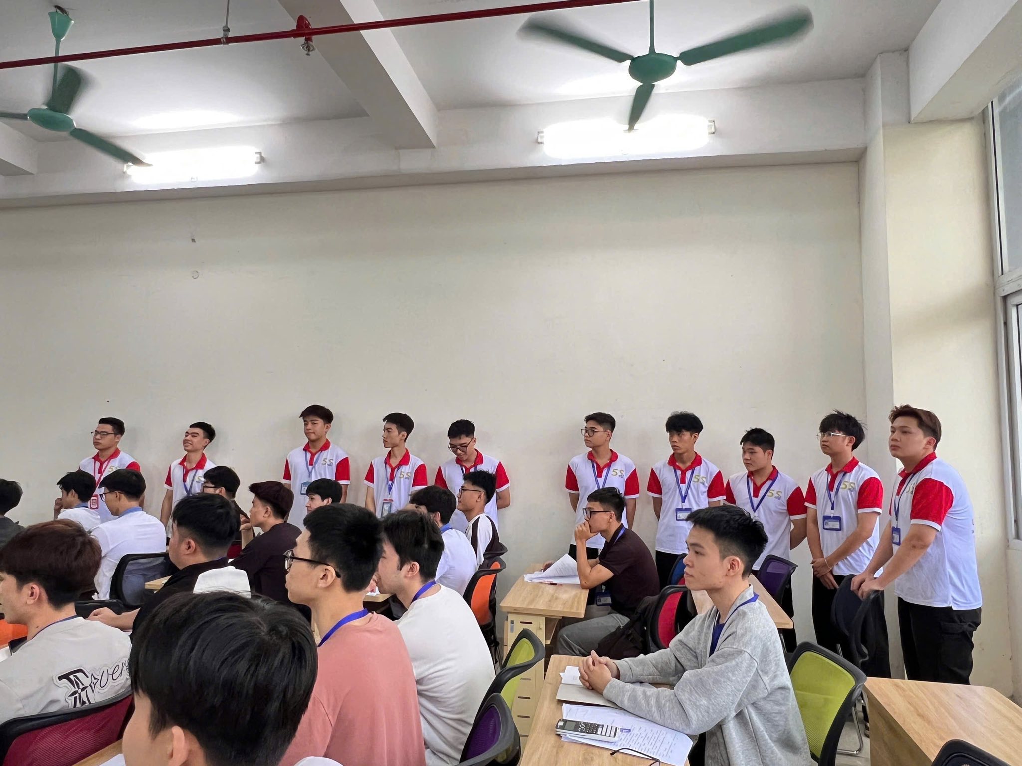 Có thể là hình ảnh về một hoặc nhiều người, mọi người đang học và văn bản