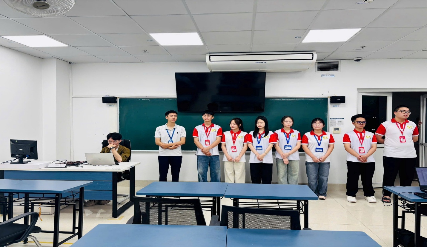 Có thể là hình ảnh về một hoặc nhiều người, mọi người đang học, đồ chơi trẻ em và văn bản