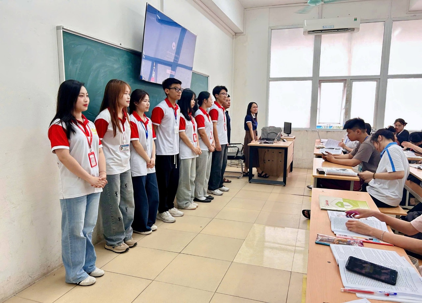Có thể là hình ảnh về một hoặc nhiều người, mọi người đang học và văn bản