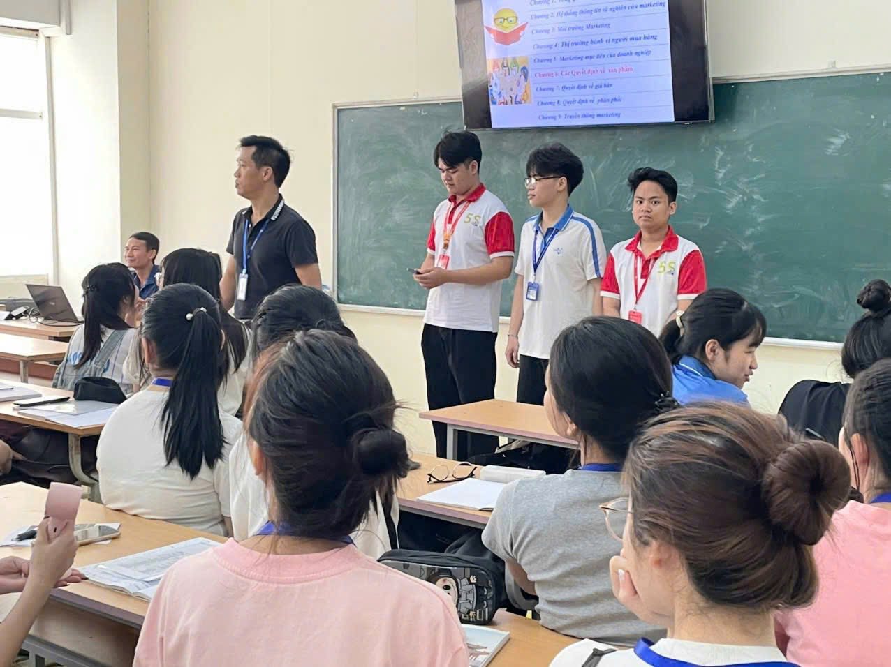 Có thể là hình ảnh về một hoặc nhiều người, mọi người đang học và văn bản