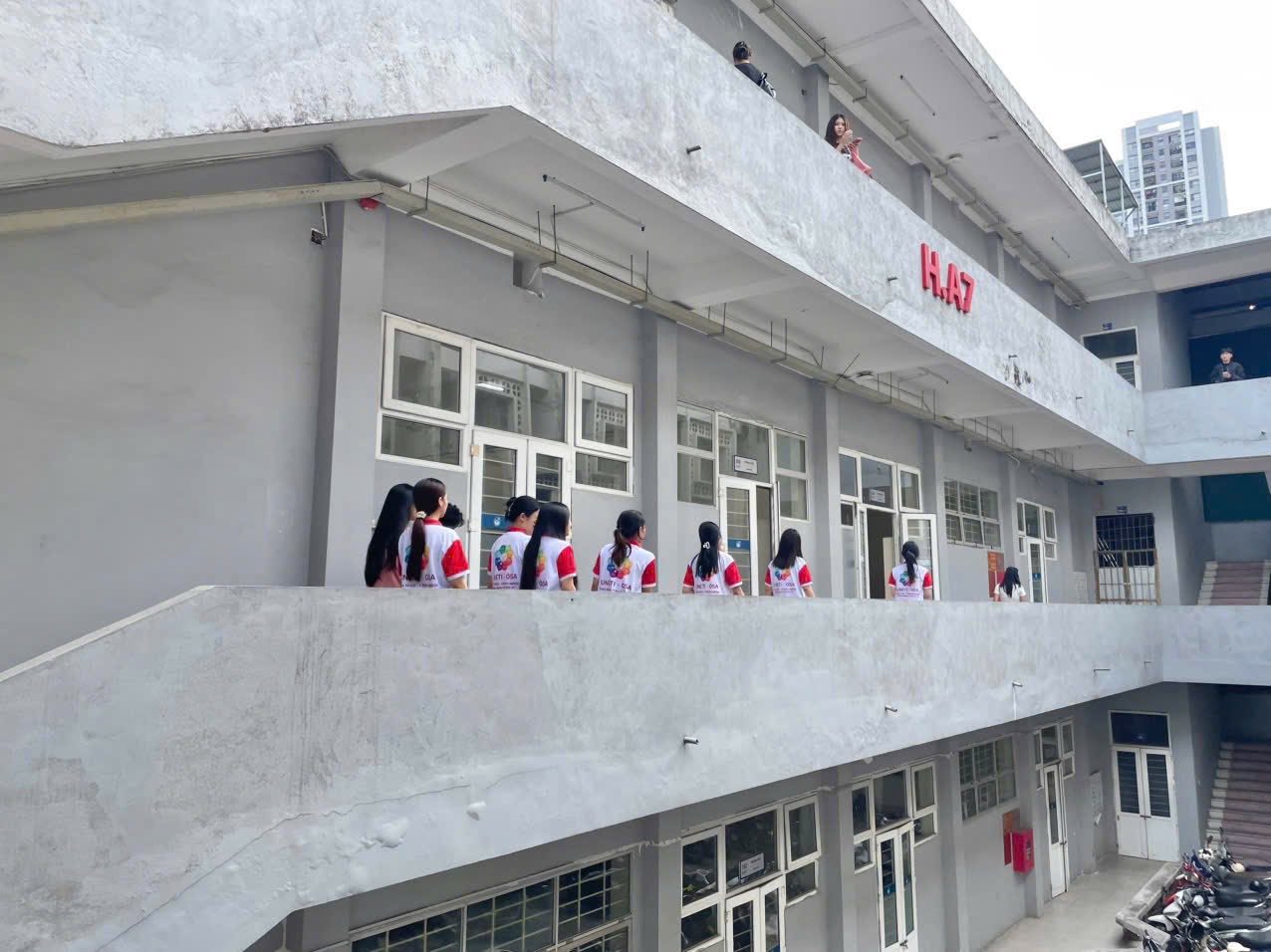 Có thể là hình ảnh về một hoặc nhiều người, mọi người đang học và bệnh viện