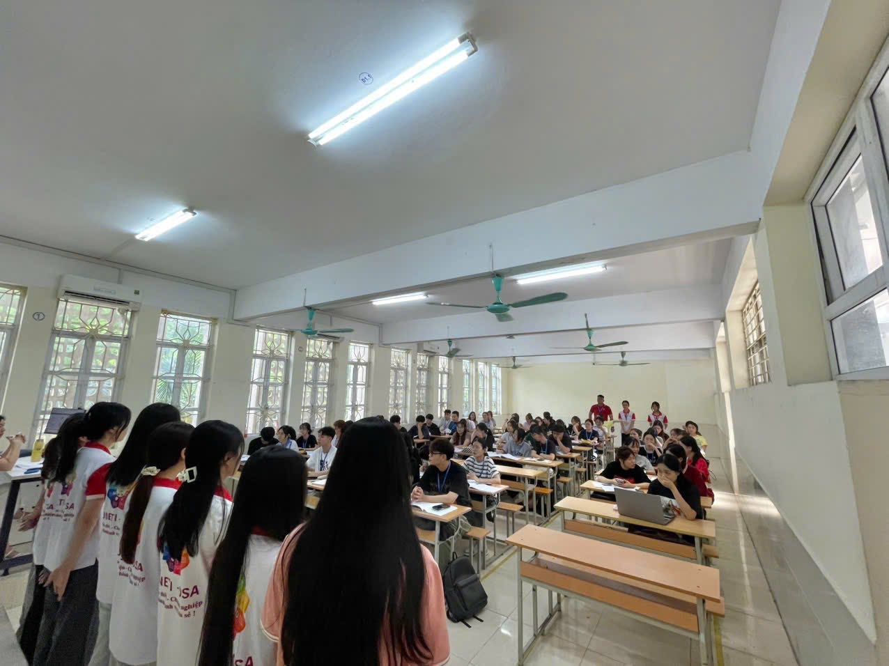 Có thể là hình ảnh về một hoặc nhiều người, mọi người đang học và bệnh viện