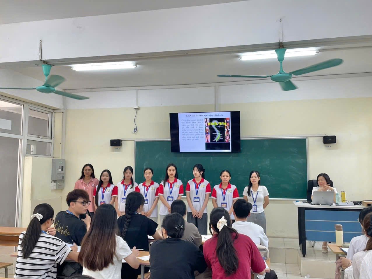 Có thể là hình ảnh về một hoặc nhiều người, mọi người đang học và văn bản
