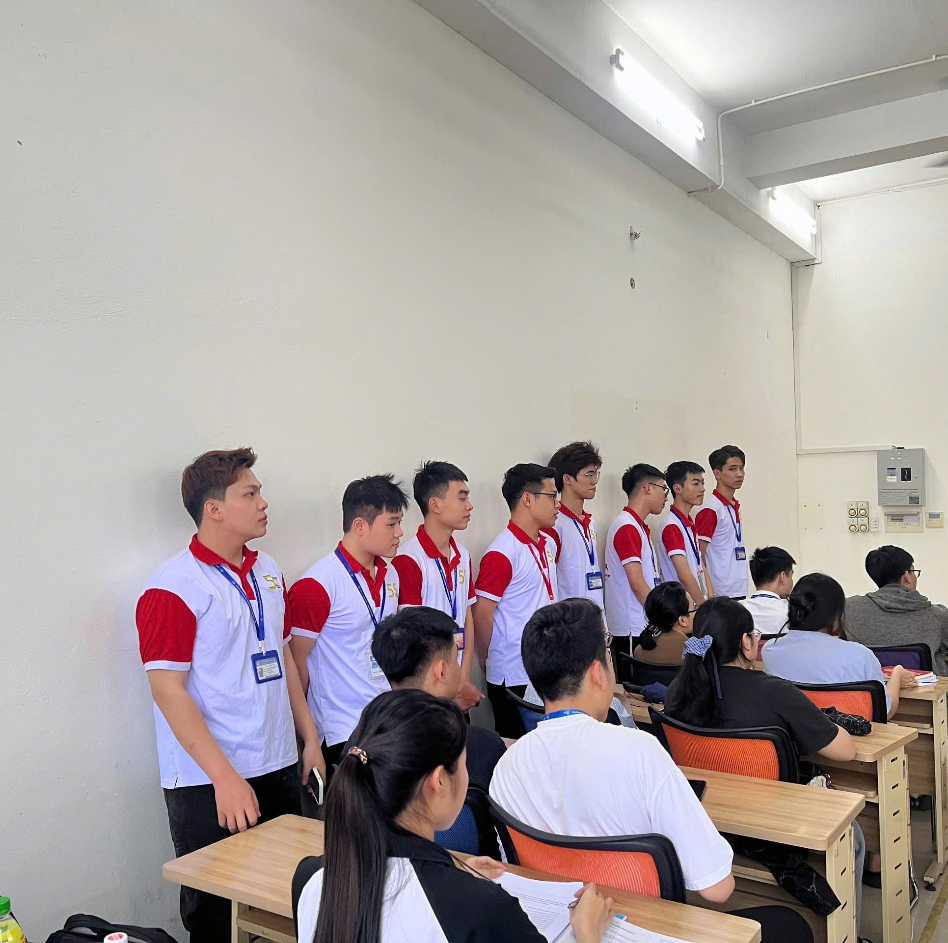 Có thể là hình ảnh về một hoặc nhiều người, mọi người đang học và văn bản