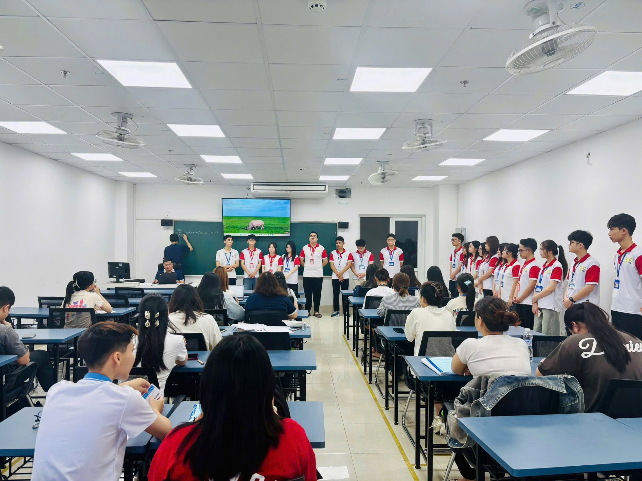 Có thể là hình ảnh về một hoặc nhiều người, mọi người đang học và văn bản