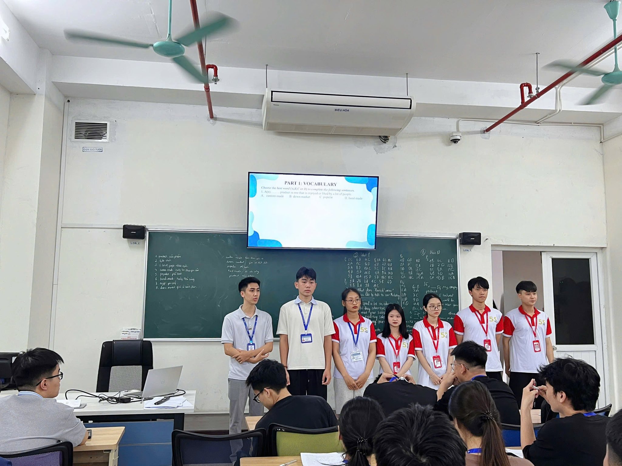 Có thể là hình ảnh về một hoặc nhiều người, mọi người đang học và văn bản