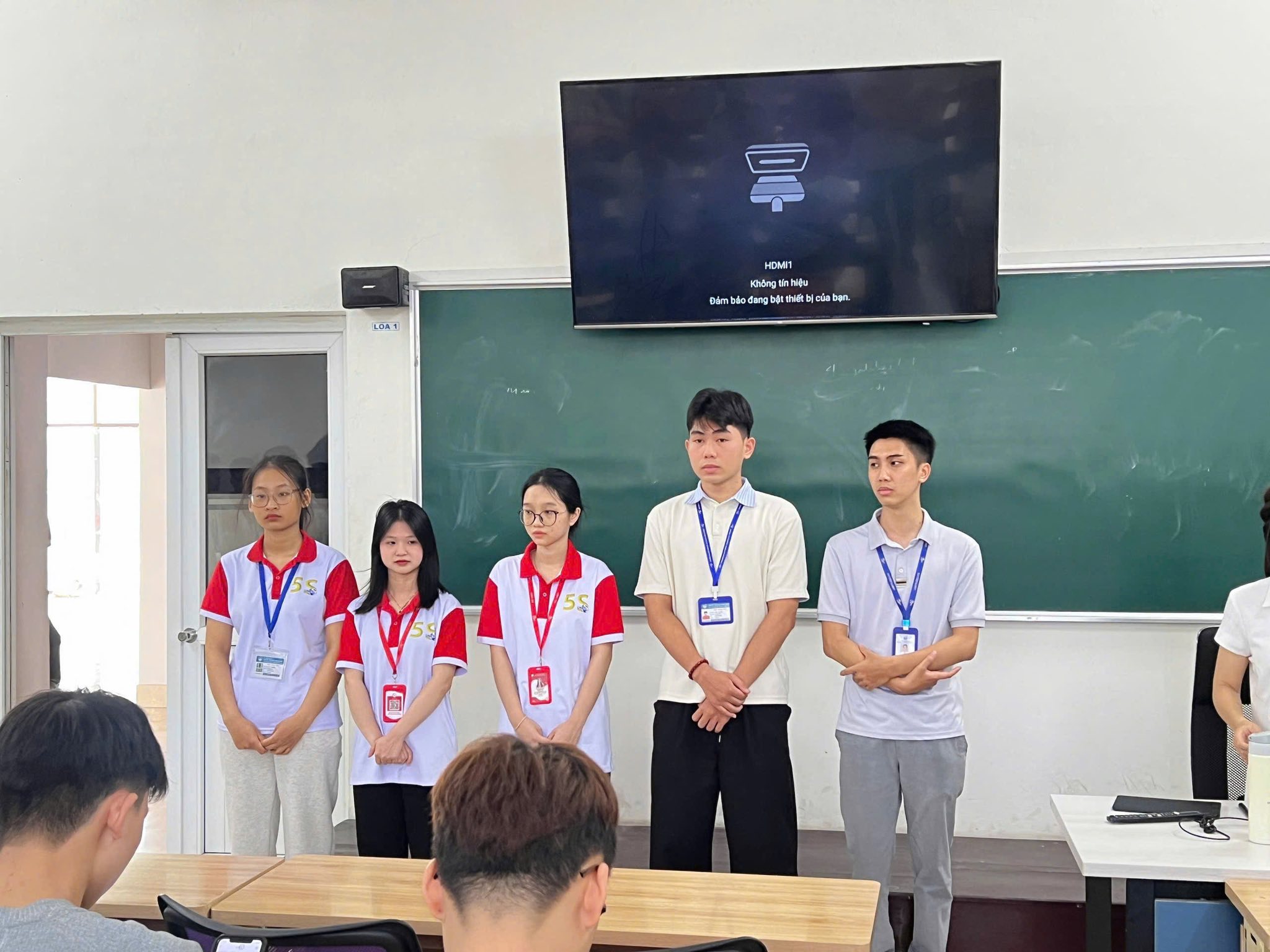 Có thể là hình ảnh về một hoặc nhiều người, mọi người đang học và văn bản