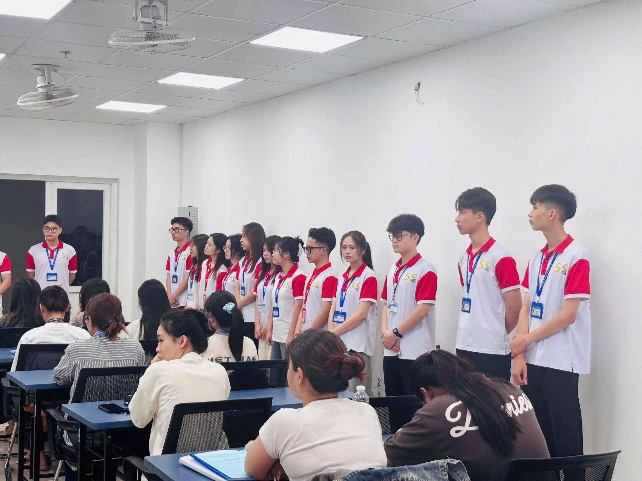 Có thể là hình ảnh về một hoặc nhiều người, mọi người đang học, đồ chơi trẻ em và văn bản cho biết '5$ 5S IET nieh'