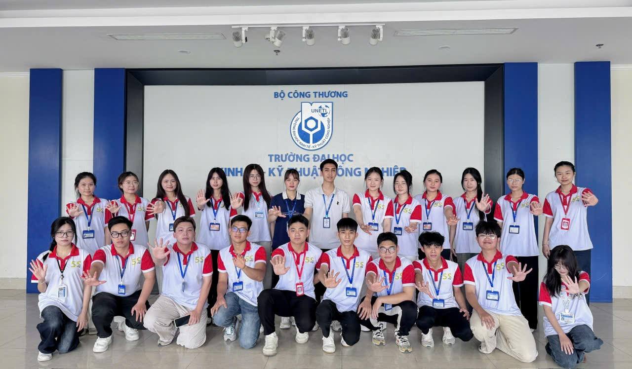 Có thể là hình ảnh về một hoặc nhiều người, mọi người đang cười và văn bản cho biết 'BỘ CÔNG BỘCÔNGTHƯƠNG THƯƠNG UNETI INH የበ፡ TRƯỜNG DAIHOC KỲ HUẬ ÔNG HIỆ DIN'