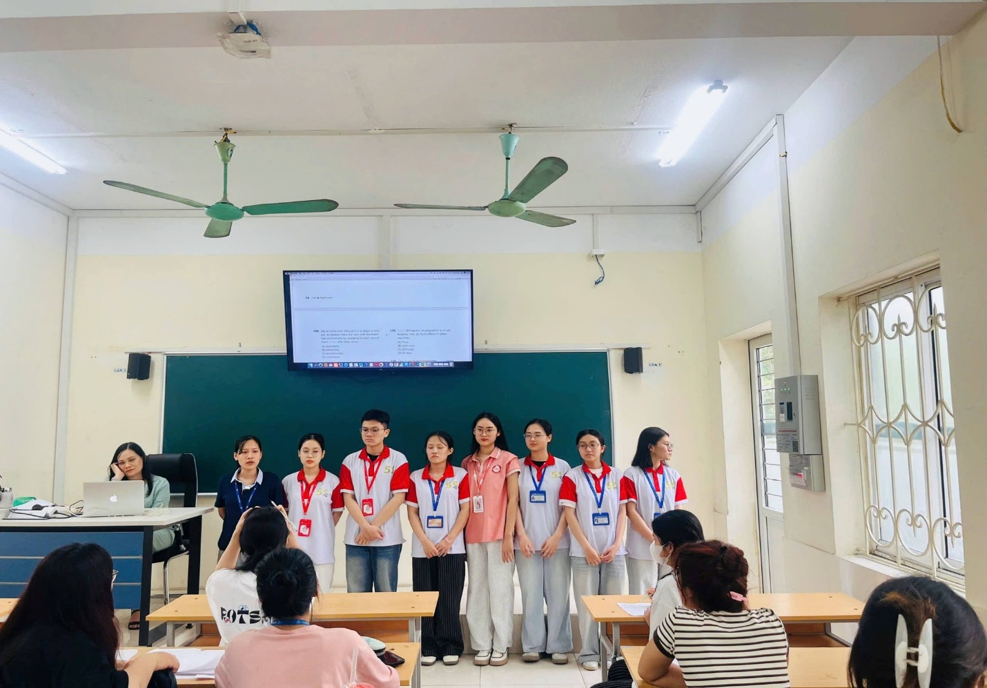 Có thể là hình ảnh về một hoặc nhiều người, mọi người đang học và văn bản