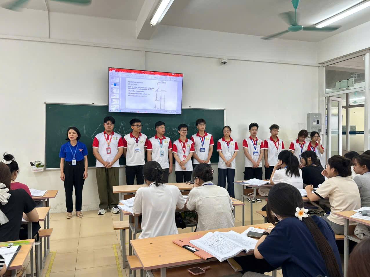 Có thể là hình ảnh về một hoặc nhiều người, mọi người đang học và văn bản