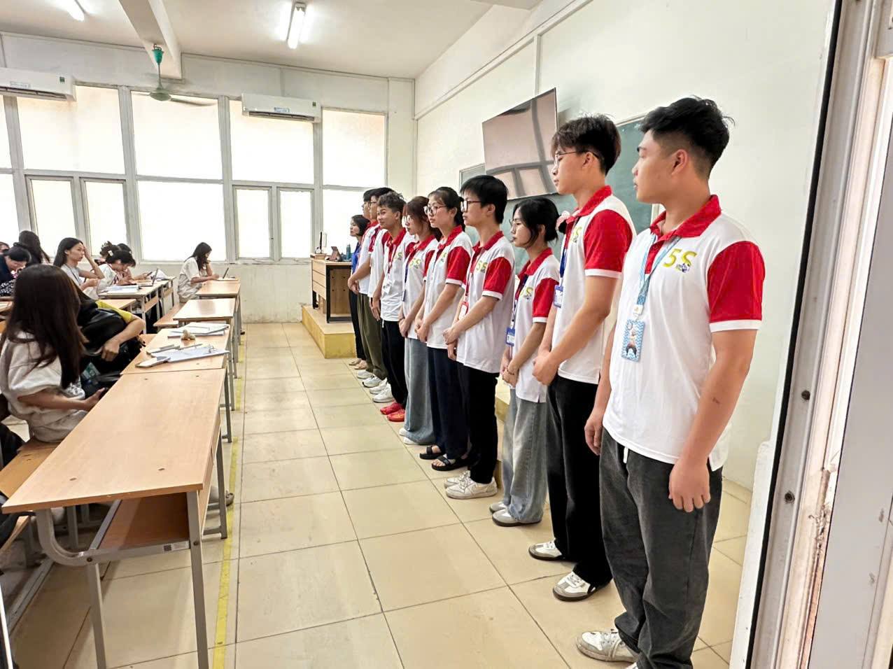 Có thể là hình ảnh về một hoặc nhiều người, mọi người đang học và văn bản