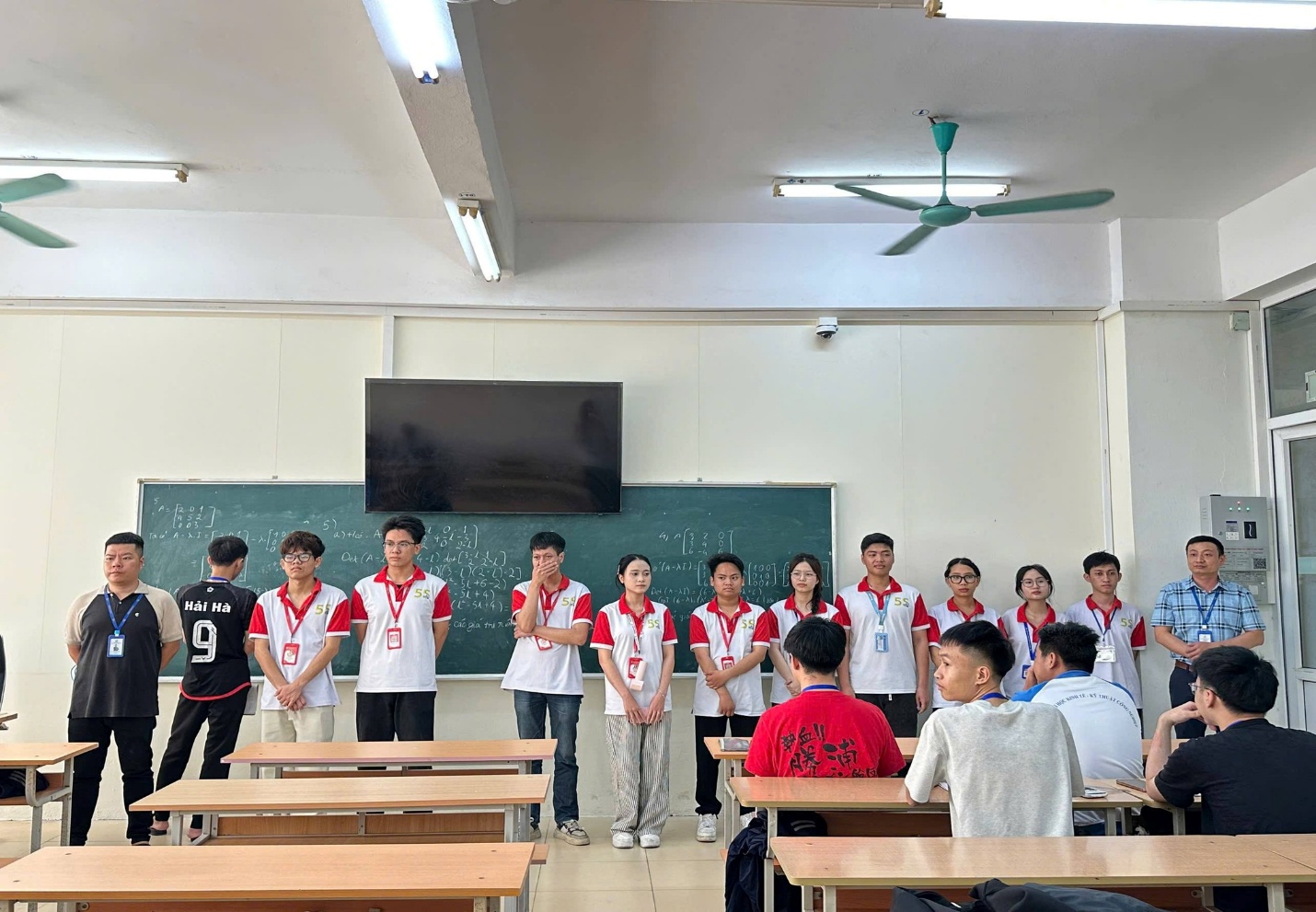 Có thể là hình ảnh về một hoặc nhiều người, mọi người đang học và văn bản cho biết 'm Hải Hà a 1i'