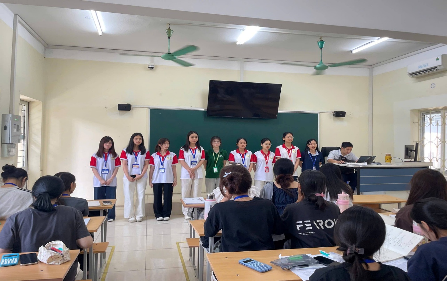 Có thể là hình ảnh về một hoặc nhiều người, mọi người đang học và văn bản