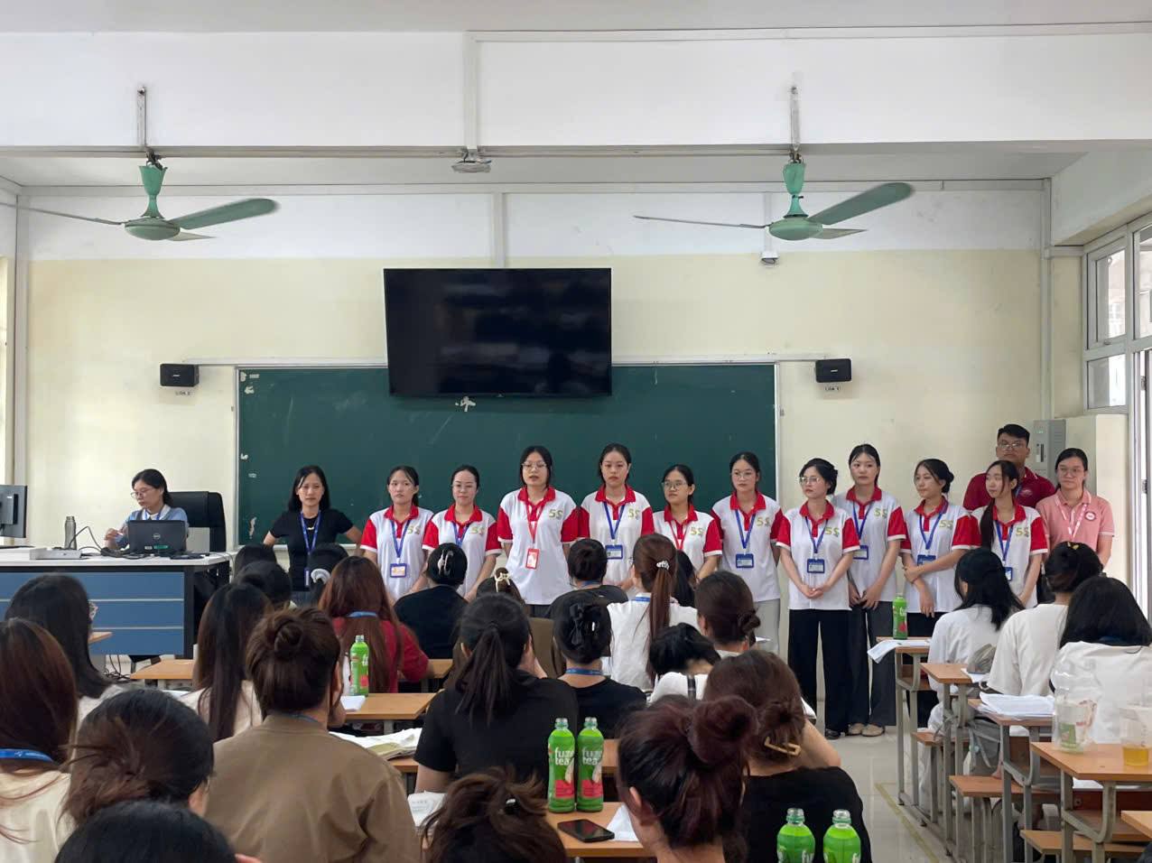 Có thể là hình ảnh về một hoặc nhiều người, mọi người đang học và văn bản
