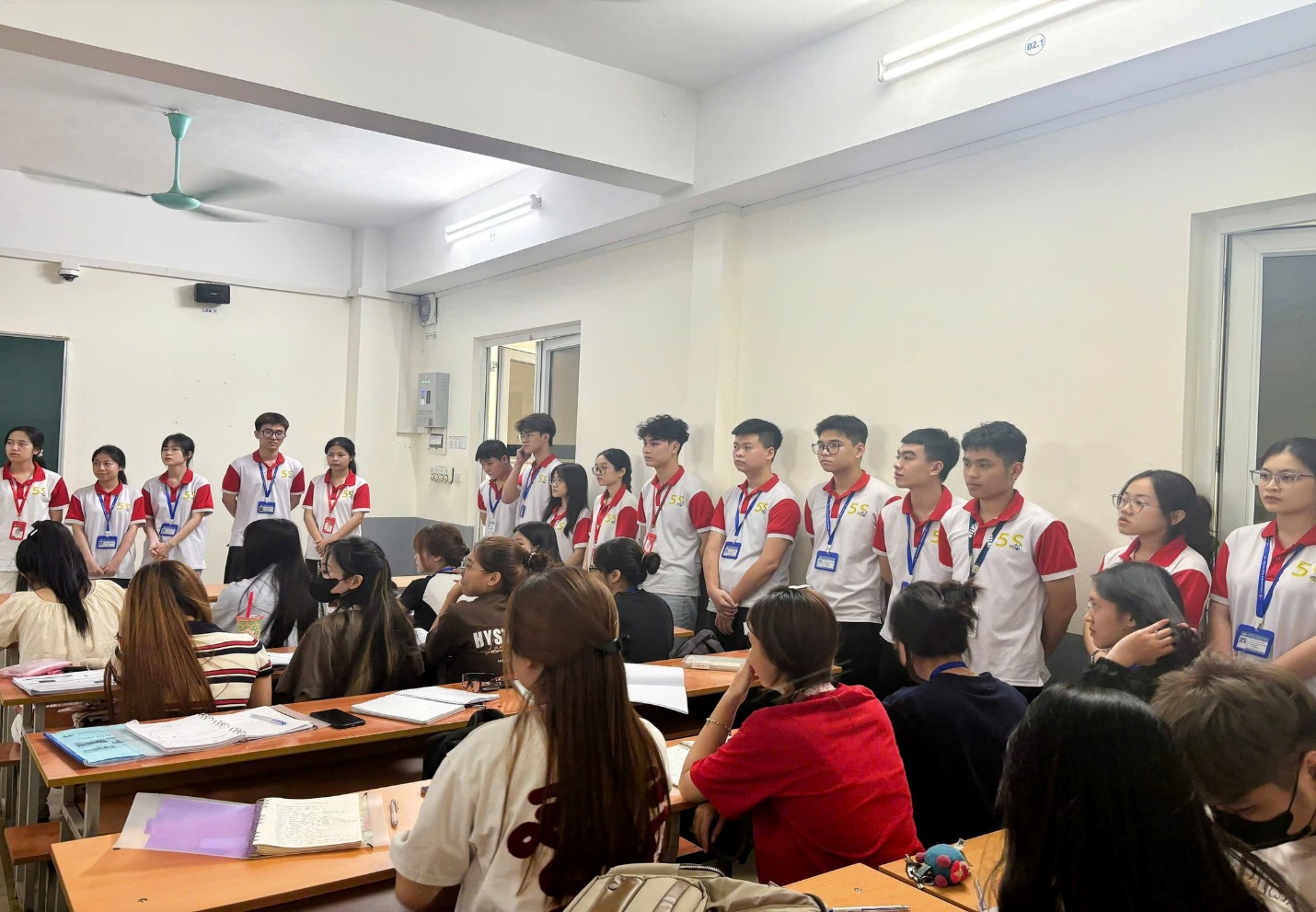 Có thể là hình ảnh về một hoặc nhiều người, mọi người đang học và văn bản