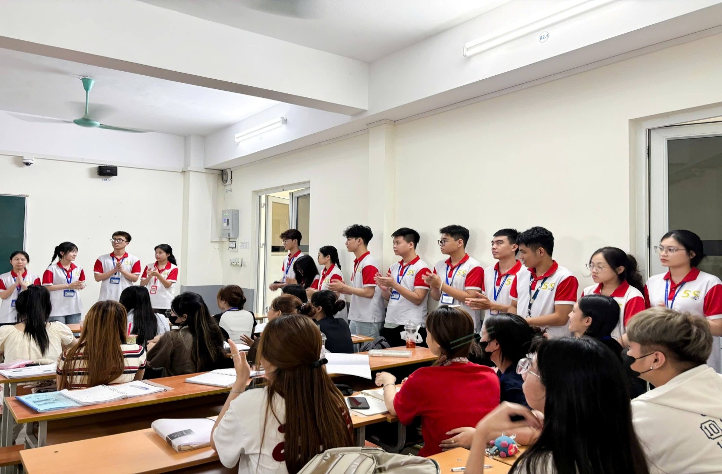 Có thể là hình ảnh về một hoặc nhiều người, mọi người đang học và văn bản cho biết 'Du. I ድድ'