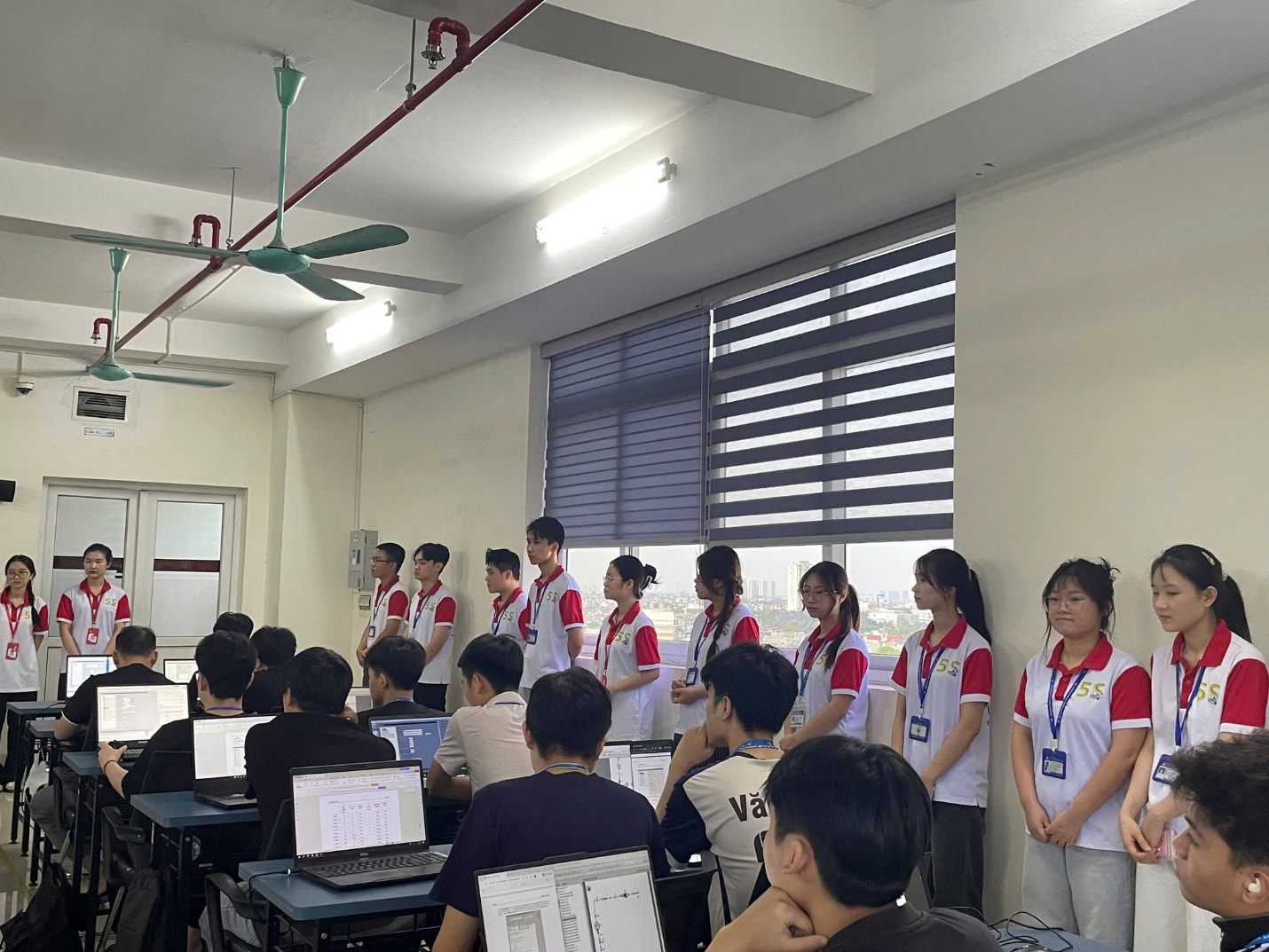 Có thể là hình ảnh về một hoặc nhiều người, mọi người đang học và văn bản