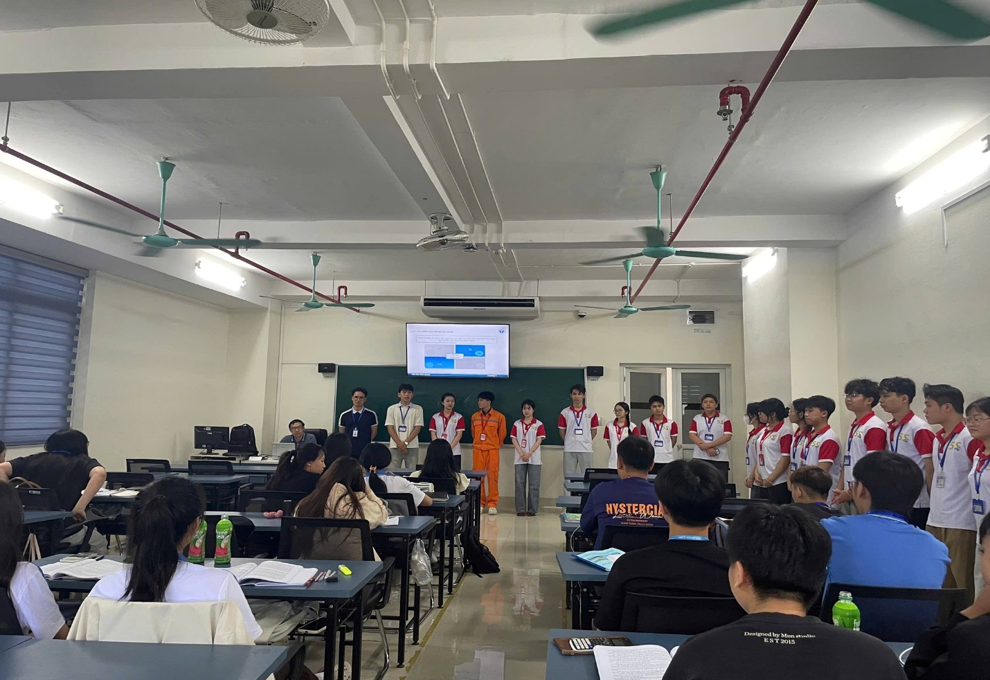 Có thể là hình ảnh về một hoặc nhiều người, mọi người đang học và văn bản