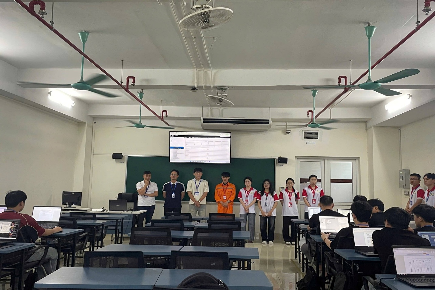 Có thể là hình ảnh về một hoặc nhiều người, mọi người đang học và văn bản