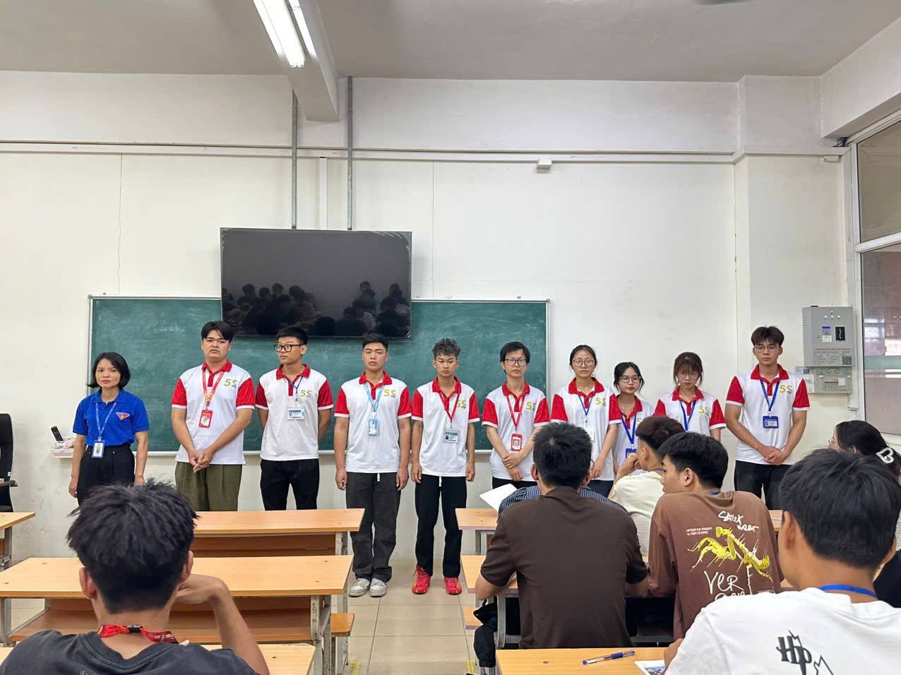 Có thể là hình ảnh về một hoặc nhiều người, mọi người đang học và văn bản