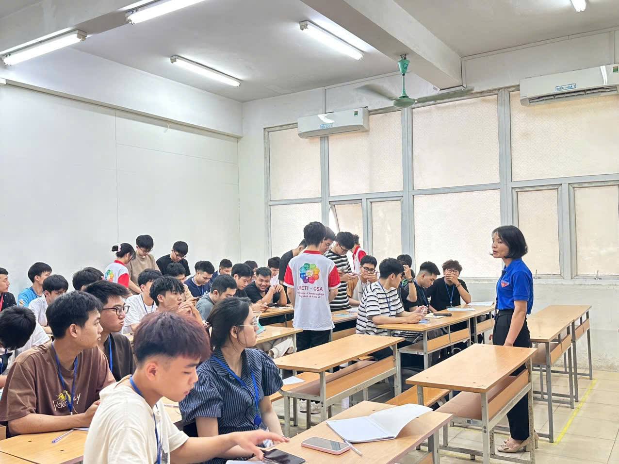 Có thể là hình ảnh về một hoặc nhiều người, mọi người đang học và văn bản