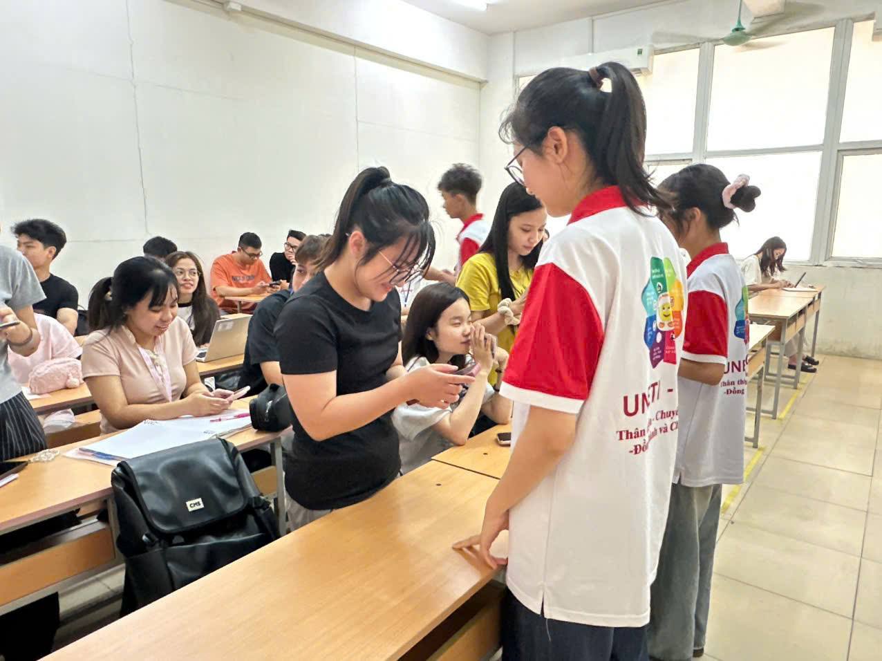 Có thể là hình ảnh về một hoặc nhiều người, mọi người đang học và văn bản