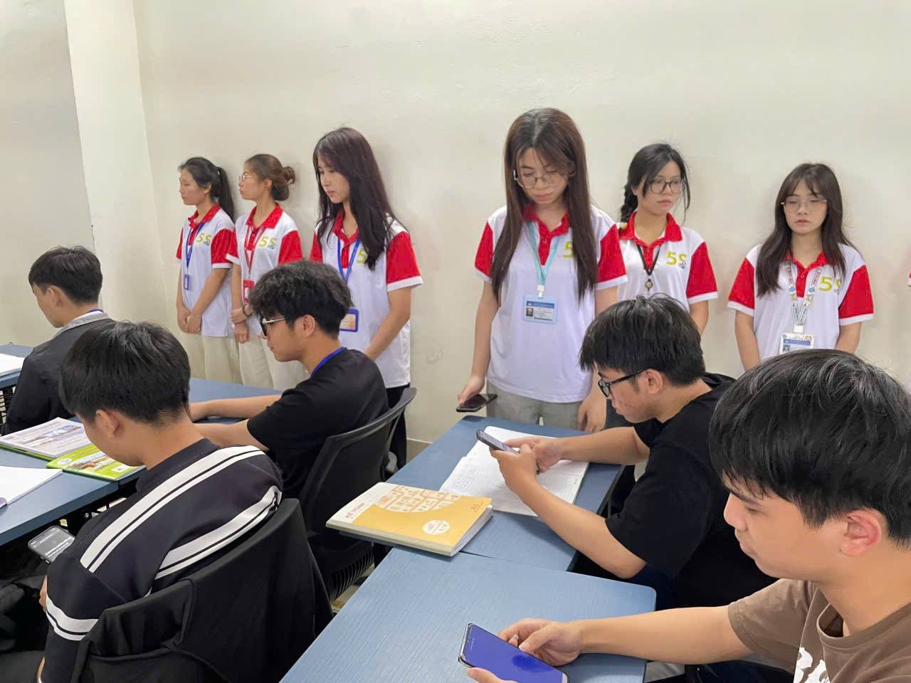 Có thể là hình ảnh về một hoặc nhiều người, mọi người đang học và văn bản