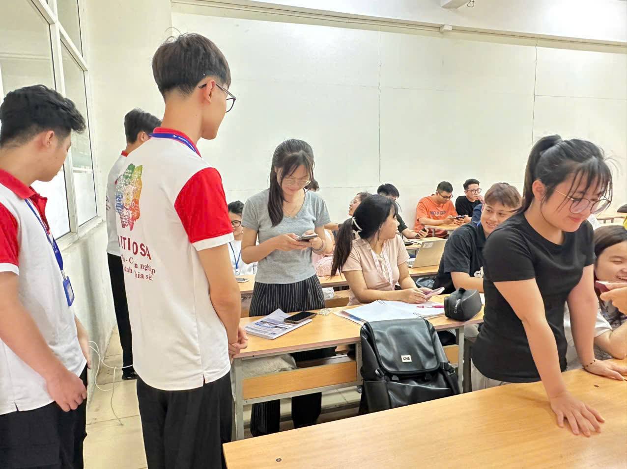 Có thể là hình ảnh về một hoặc nhiều người, mọi người đang học và văn bản