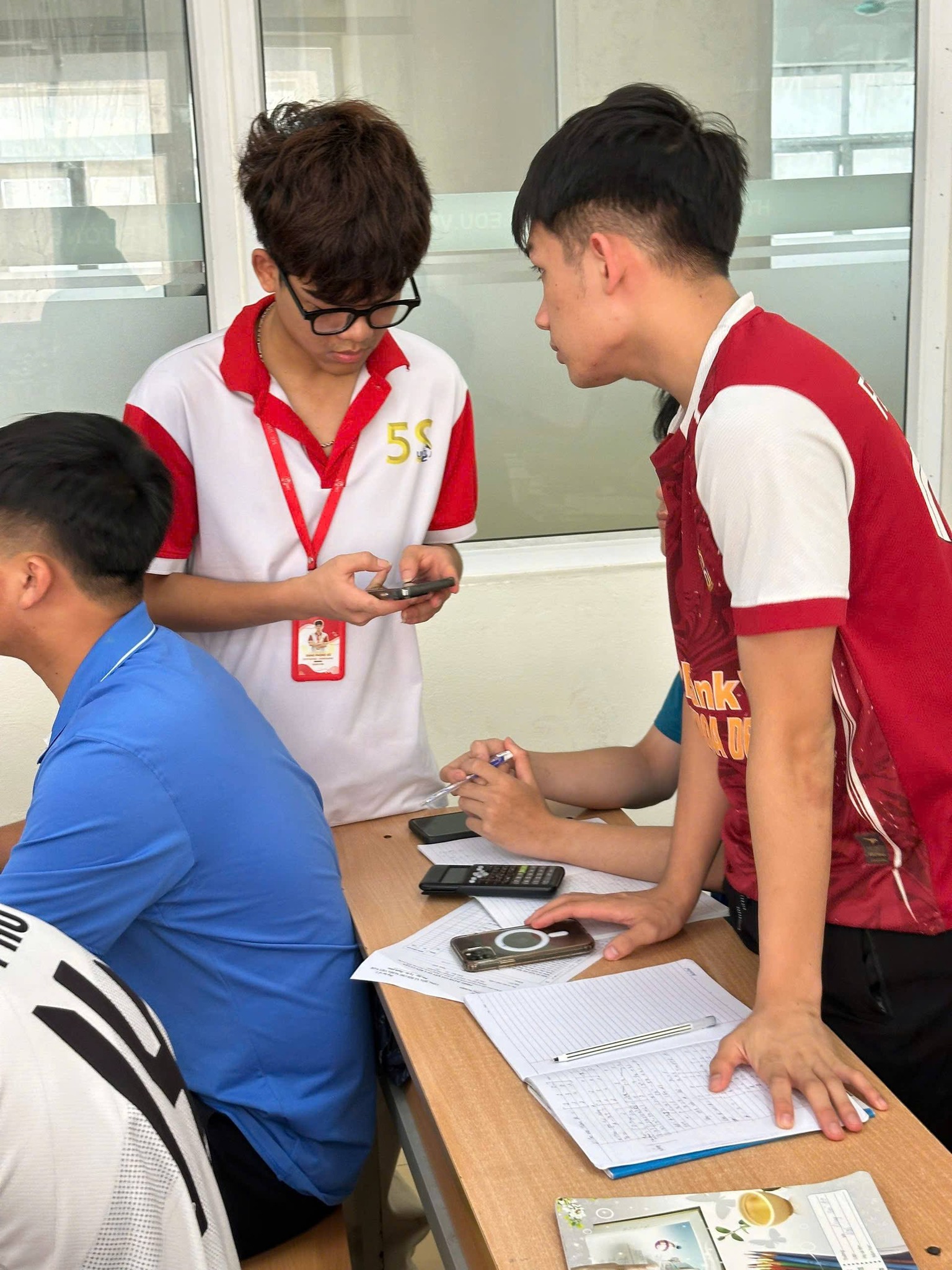 Có thể là hình ảnh về một hoặc nhiều người, mọi người đang học và văn bản cho biết '5 5S 5$ ሀጋን Ink nk'