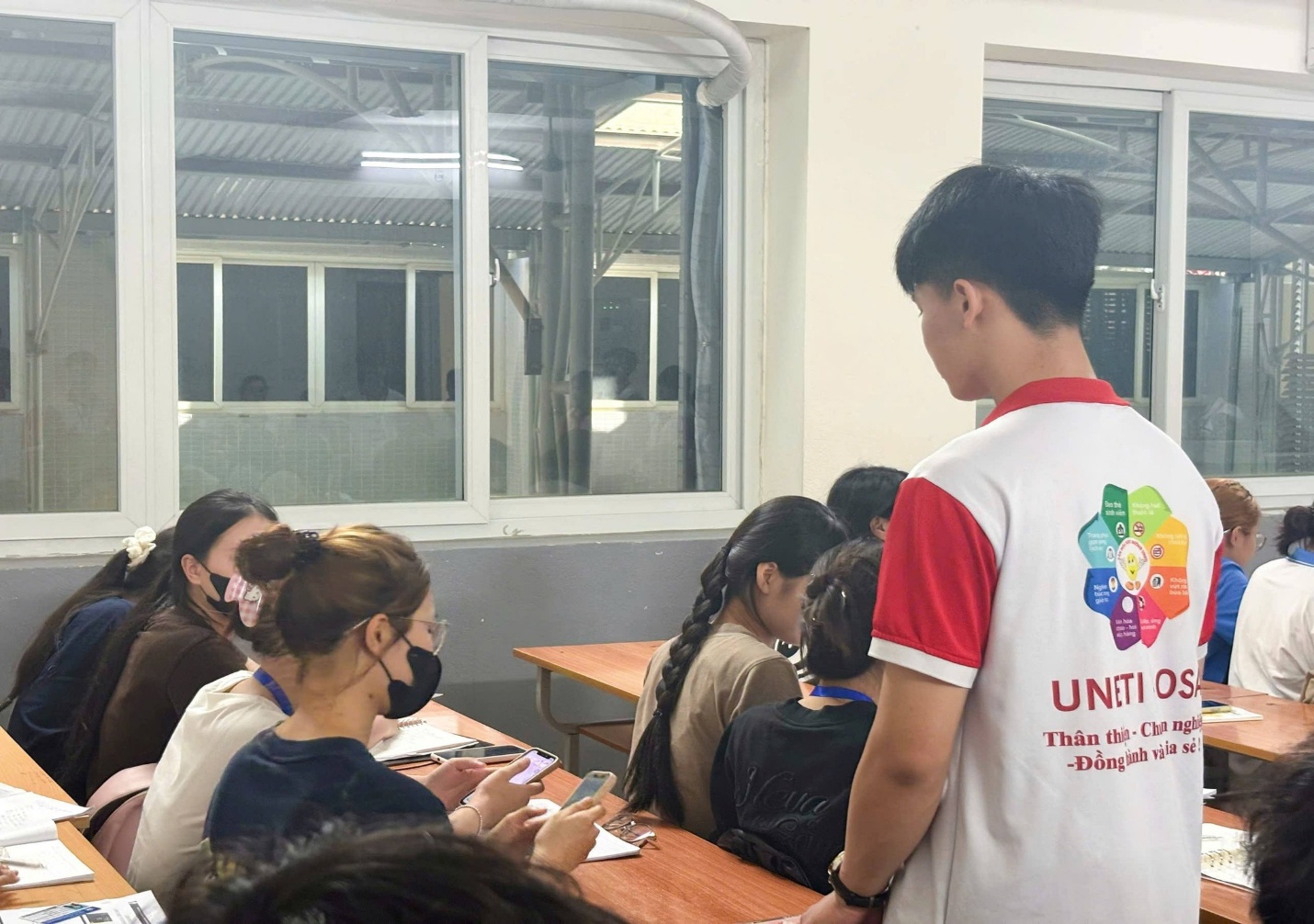 Có thể là hình ảnh về một hoặc nhiều người, mọi người đang học và văn bản cho biết 't UNETI OS Thân thi- cиA ngh -Đồnginh -Đồngimhviiase ginh ခါ sẻ'