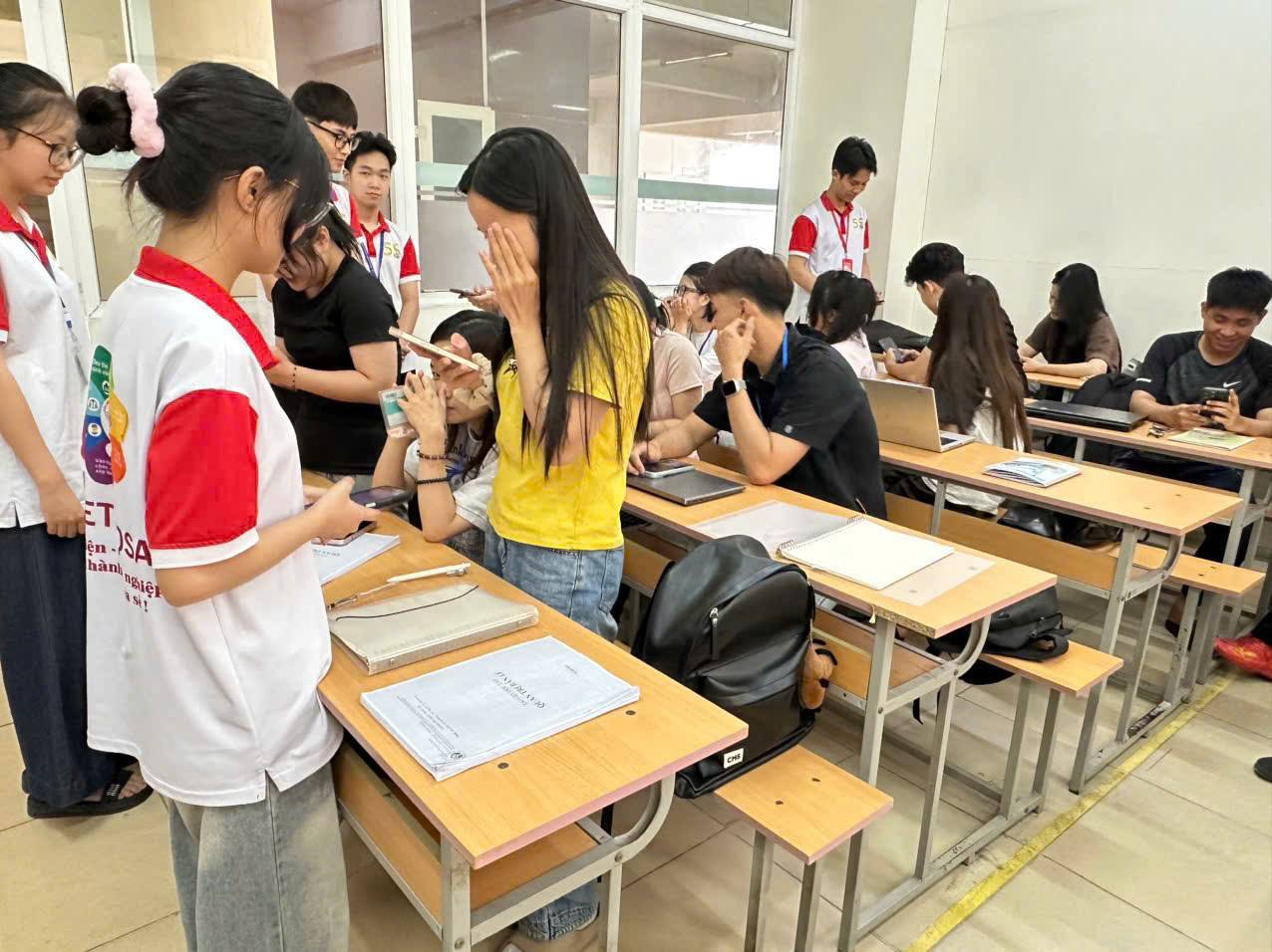 Có thể là hình ảnh về một hoặc nhiều người, mọi người đang học, bàn, bàn cờ và văn bản