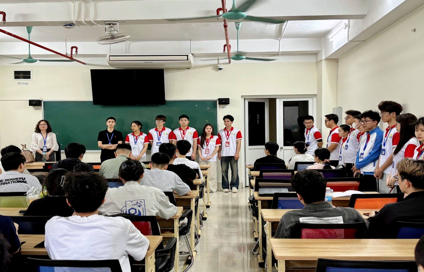 Có thể là hình ảnh về một hoặc nhiều người, mọi người đang học và văn bản