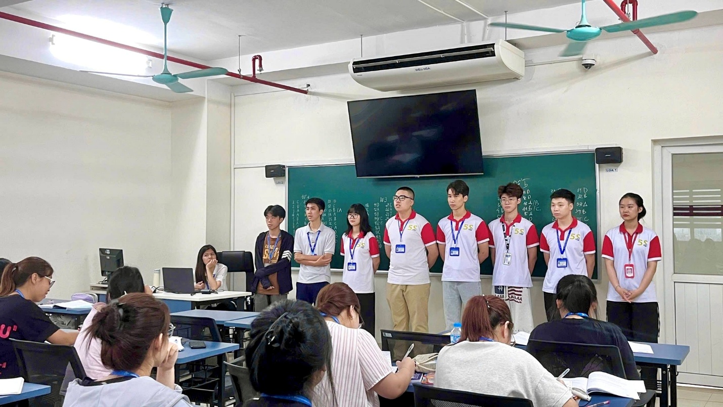 Có thể là hình ảnh về một hoặc nhiều người, mọi người đang học và văn bản