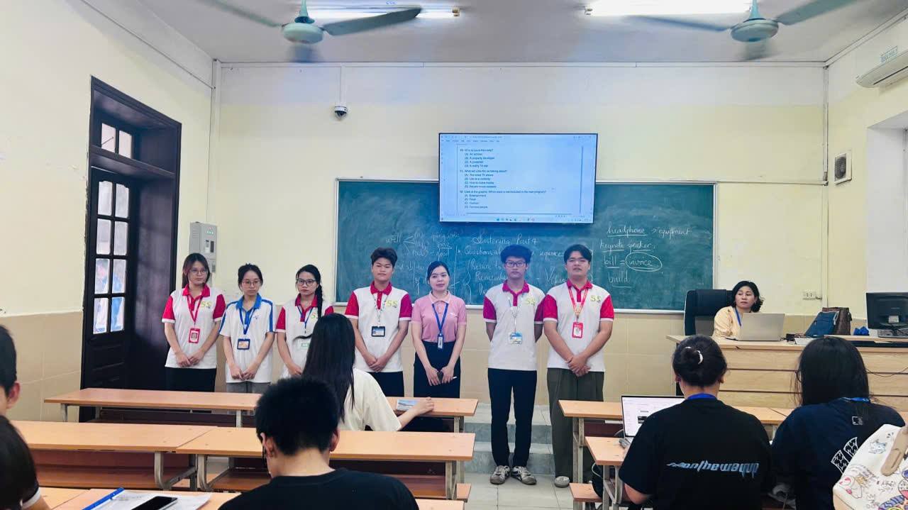 Có thể là hình ảnh về một hoặc nhiều người, mọi người đang học và văn bản