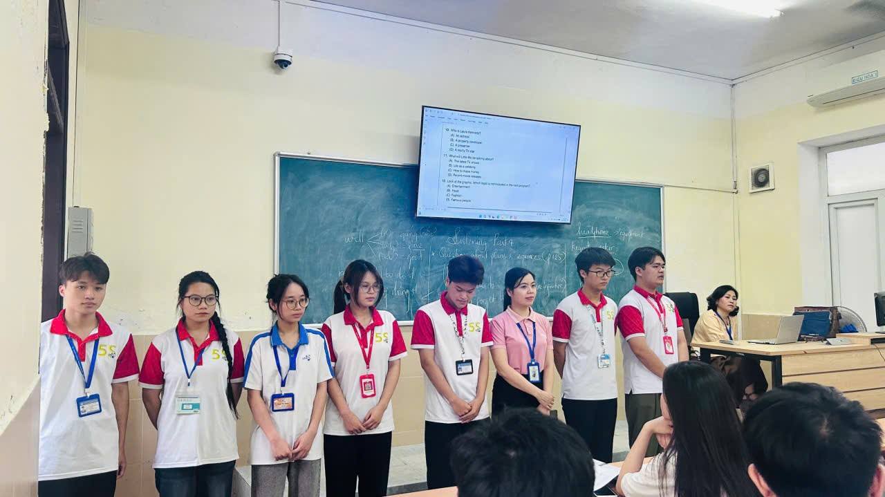 Có thể là hình ảnh về một hoặc nhiều người, mọi người đang học và văn bản