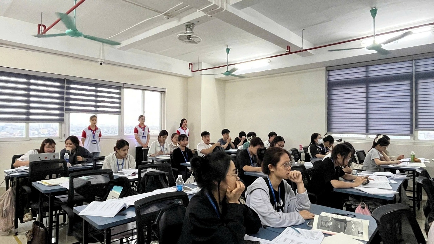 Có thể là hình ảnh về một hoặc nhiều người, mọi người đang học và kính mắt
