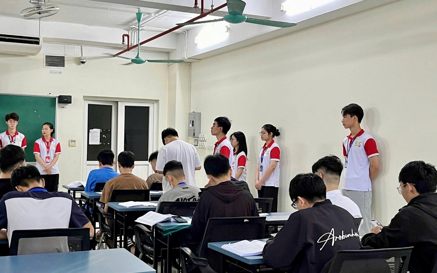 Có thể là hình ảnh về một hoặc nhiều người, mọi người đang học và văn bản