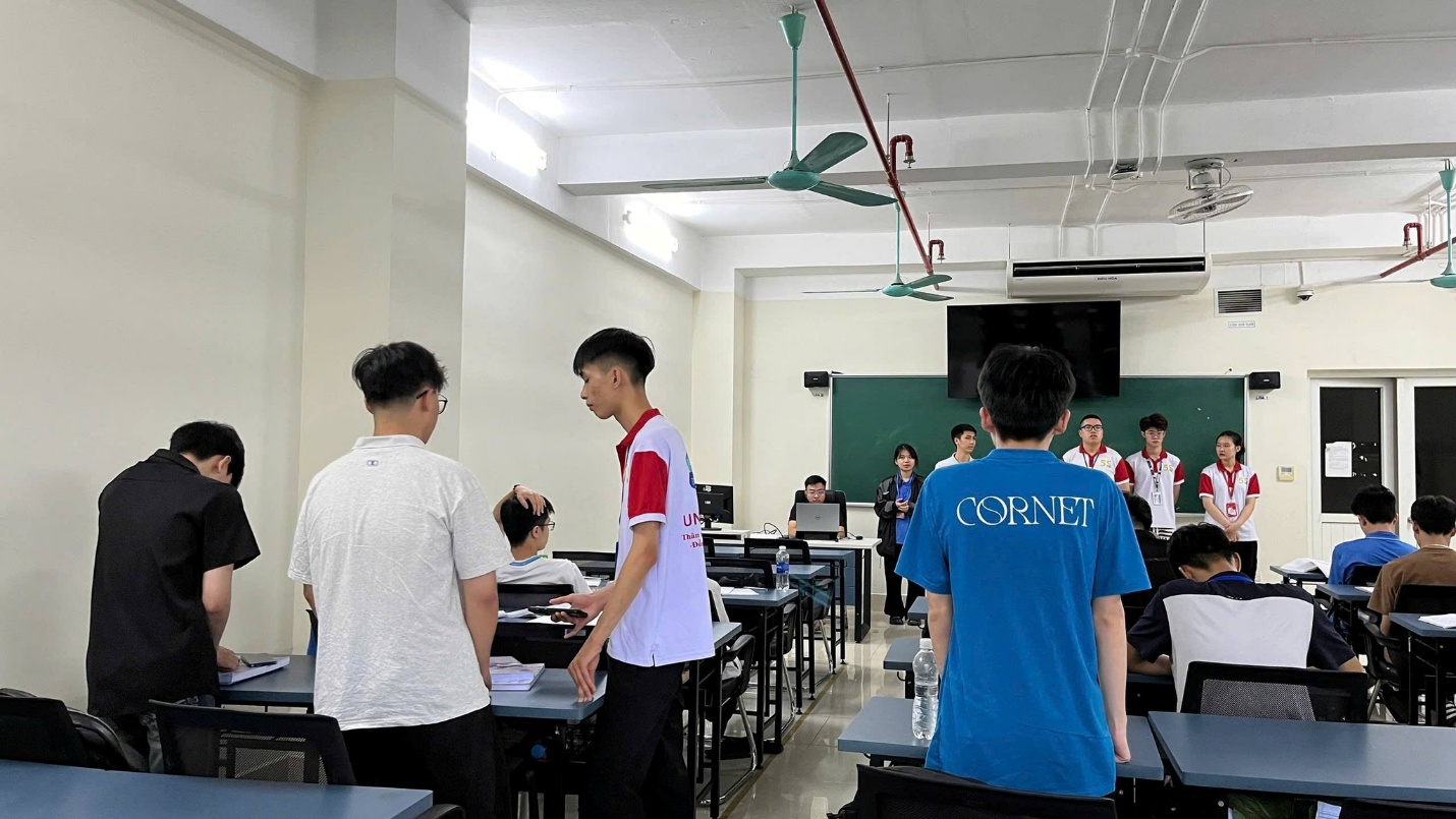 Có thể là hình ảnh về một hoặc nhiều người, mọi người đang học, bàn và văn bản cho biết '١ LMT CORNET'