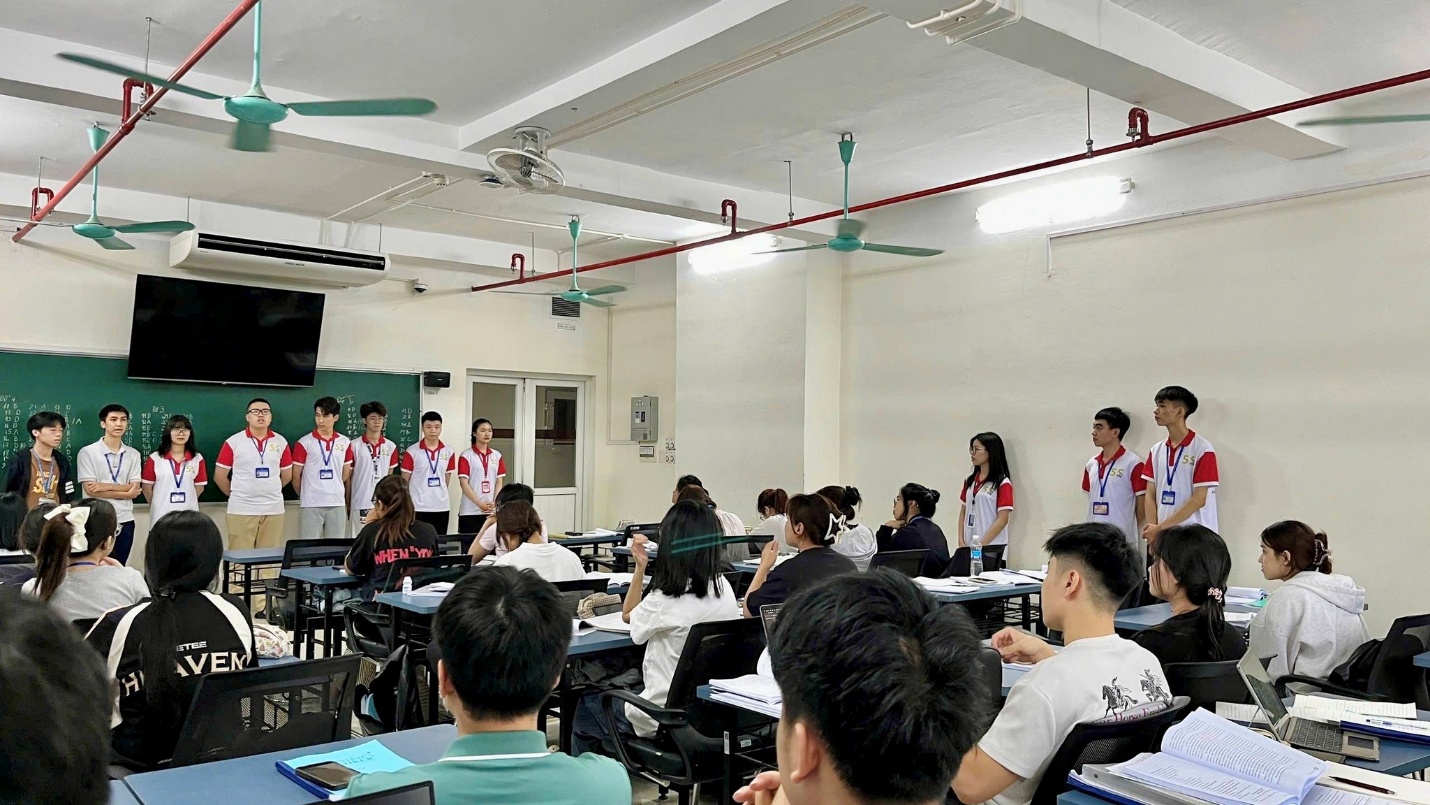 Có thể là hình ảnh về một hoặc nhiều người, mọi người đang học, kèn clarinet và văn bản cho biết '돈 U PM 屋 VEN 地'